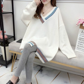 Laisvas nėščiųjų megztinis su V formos iškirpte