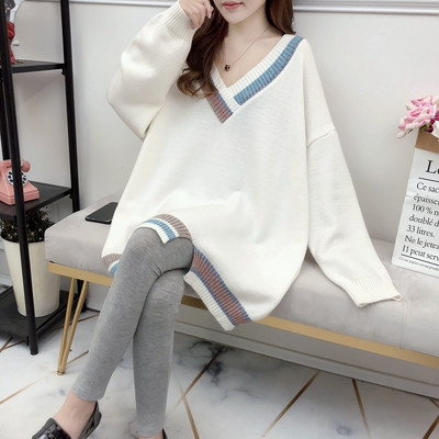 Laisvas nėščiųjų megztinis su V formos iškirpte