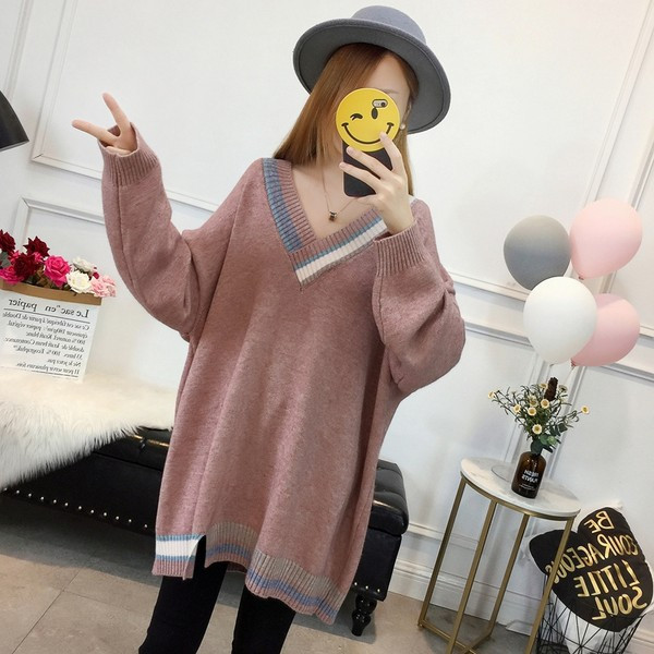 Laisvas nėščiųjų megztinis su V formos iškirpte