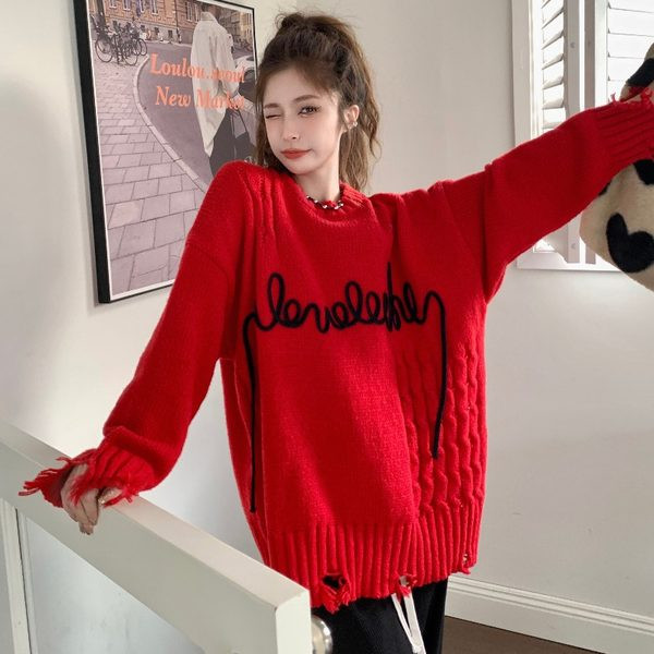 Plataus rašto megztinis nėščiosioms su išsiuvinėtomis raidėmis