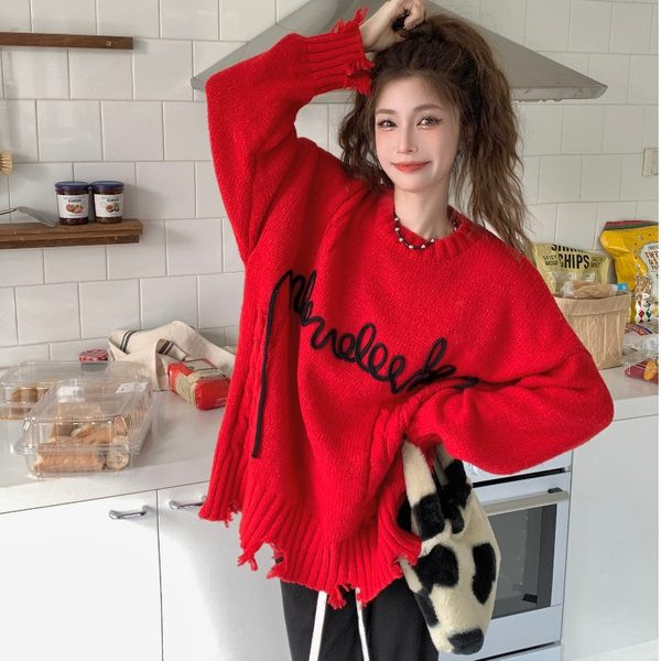 Plataus rašto megztinis nėščiosioms su išsiuvinėtomis raidėmis