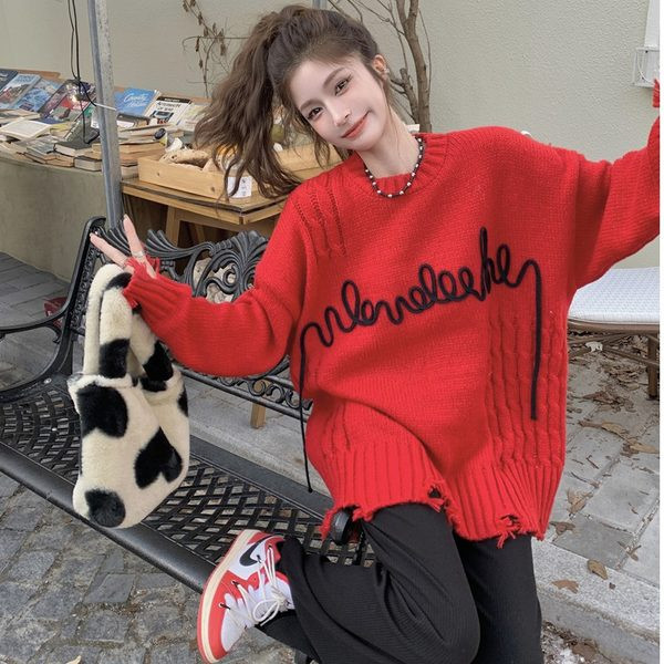 Plataus rašto megztinis nėščiosioms su išsiuvinėtomis raidėmis