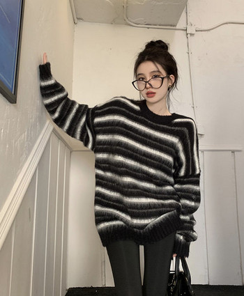 Дамски раиран пуловер за бременни жени с овално деколте