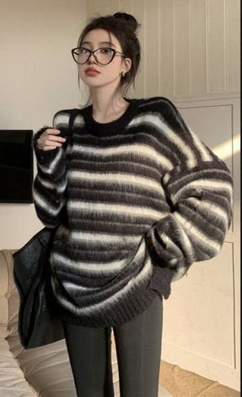 Γυναικείο ριγέ πουλόβερ για εγκύους με οβάλ λαιμόκοψη