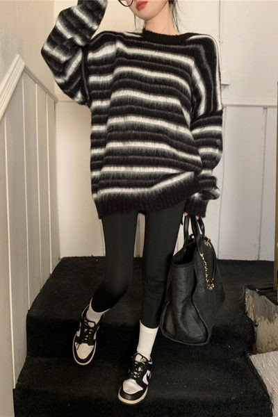 Dámsky pruhovaný sveter pre tehotné ženy s oválnym výstrihom