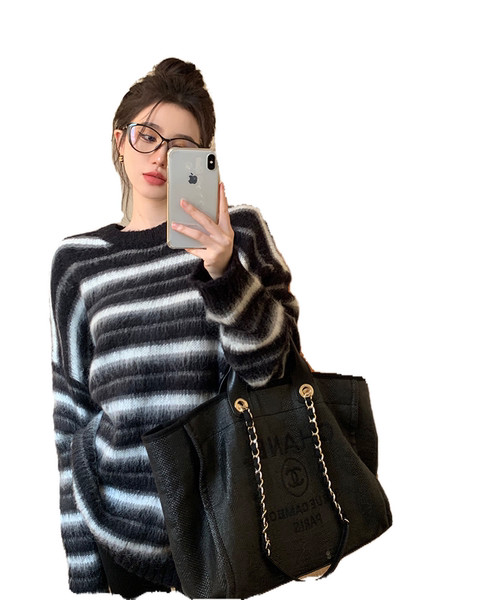 Dámsky pruhovaný sveter pre tehotné ženy s oválnym výstrihom