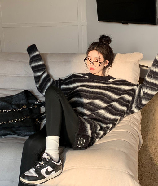 Dámsky pruhovaný sveter pre tehotné ženy s oválnym výstrihom