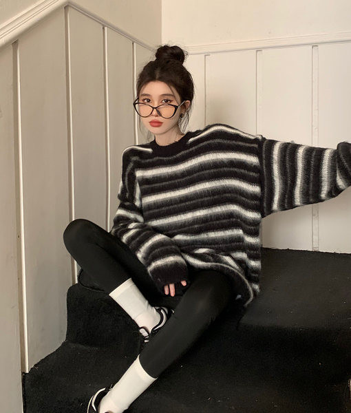 Dámsky pruhovaný sveter pre tehotné ženy s oválnym výstrihom