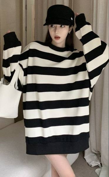 Tehotenský pruhovaný sveter s oválnym výstrihom