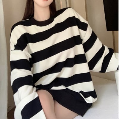 Tehotenský pruhovaný sveter s oválnym výstrihom