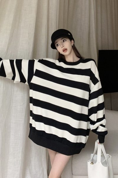 Tehotenský pruhovaný sveter s oválnym výstrihom