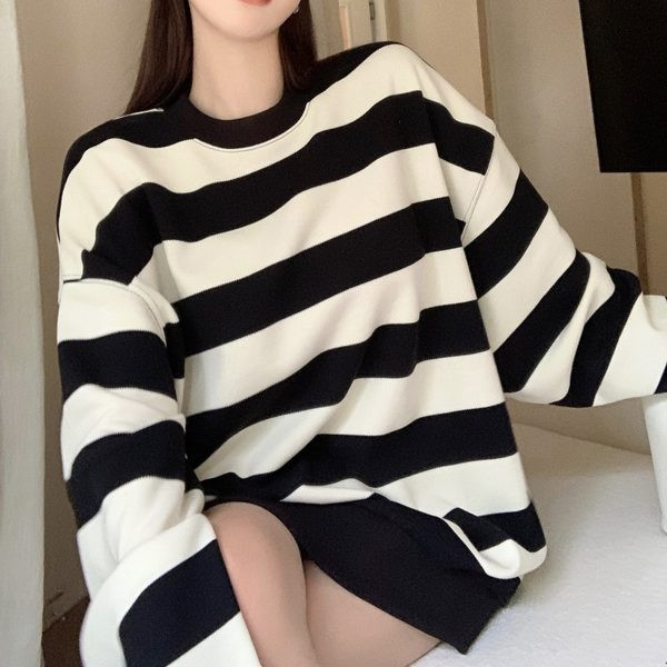 Tehotenský pruhovaný sveter s oválnym výstrihom