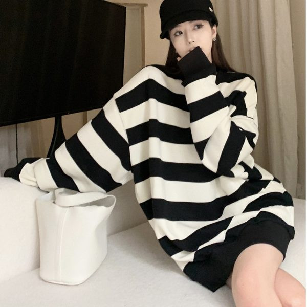 Tehotenský pruhovaný sveter s oválnym výstrihom