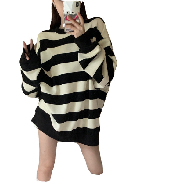 Tehotenský pruhovaný sveter s oválnym výstrihom