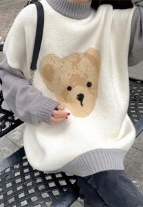 Moteriškas margintas megztinis aukšta apykakle