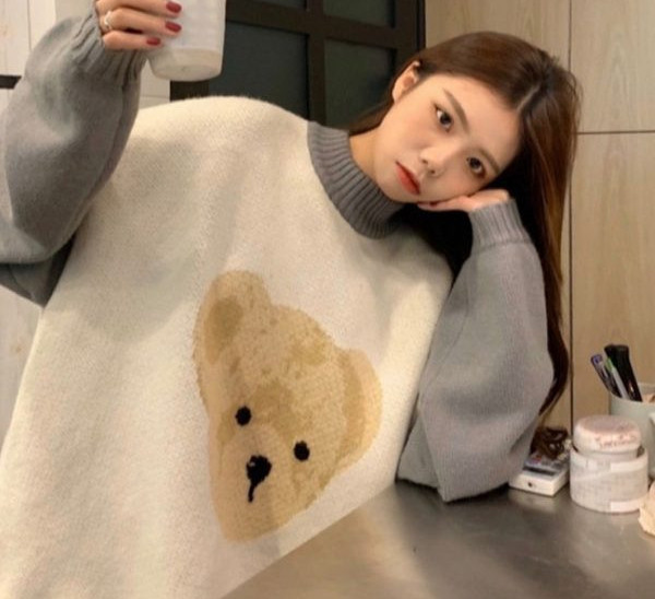 Moteriškas margintas megztinis aukšta apykakle