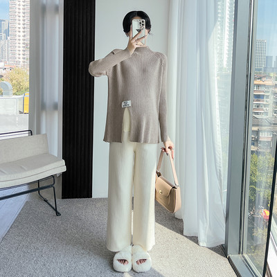 Įprastas megztinis nėščiosioms su polo kaklu - su skeltuku ir logotipu