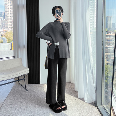 Įprastas megztinis nėščiosioms su polo kaklu - su skeltuku ir logotipu