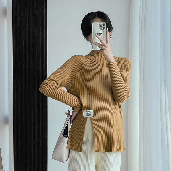 Įprastas megztinis nėščiosioms su polo kaklu - su skeltuku ir logotipu