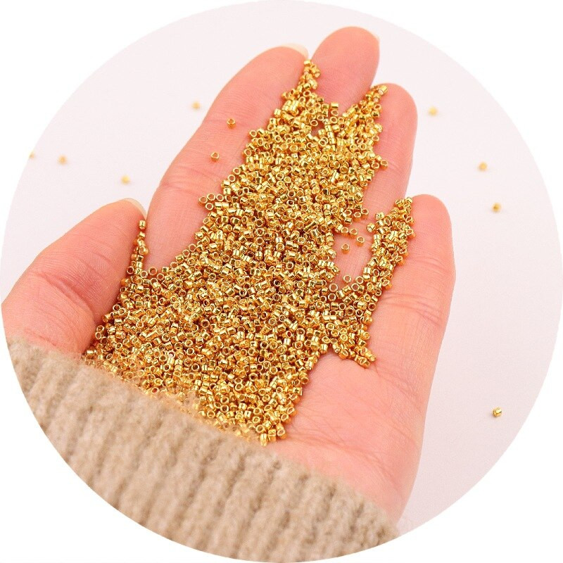 1680 gab Japānas metāla delikateses krelles 11/0 vienotas japāņu stikla sēklu krelles, kas paredzētas DIY rotaslietu izgatavošanai sieviešu apģērbu amatniecības piederumi