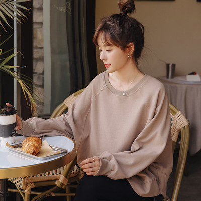 Moteriška laisvalaikio palaidinė nėščiosioms su ovalia iškirpte