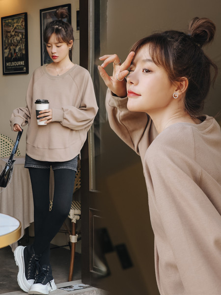 Moteriška laisvalaikio palaidinė nėščiosioms su ovalia iškirpte