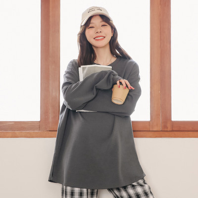 Jednofarebná tehotenská blúzka s oválnym výstrihom a dlhým rukávom