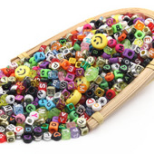 100 ks akrylových korálok, okrúhle ploché abecedné digitálne kocky, voľné dištančné korálky na ozdobné oblečenie, materiály na výrobu náramkov.