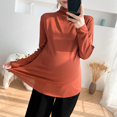 Nový model jednofarebnej blúzky s golierom pre tehotné ženy