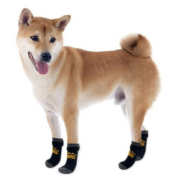 8 части неплъзгащи се чорапи за кучета с регулируема каишка за контрол на сцеплението за носене на закрито върху дървен под