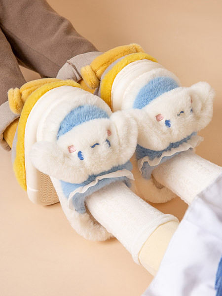 Papuci toamna-iarna cu element 3D si captuseala calda pentru fete