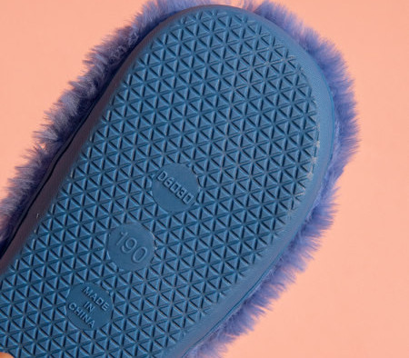 Pliušinės šlepetės mergaitėms su aplikacijomis ir plokščiu padu