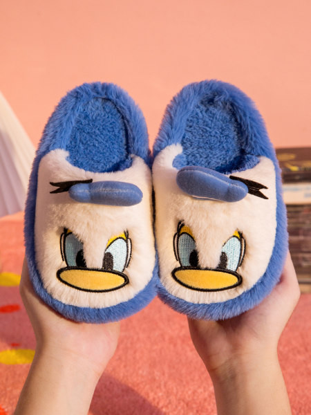 Pliušinės šlepetės mergaitėms su aplikacijomis ir plokščiu padu