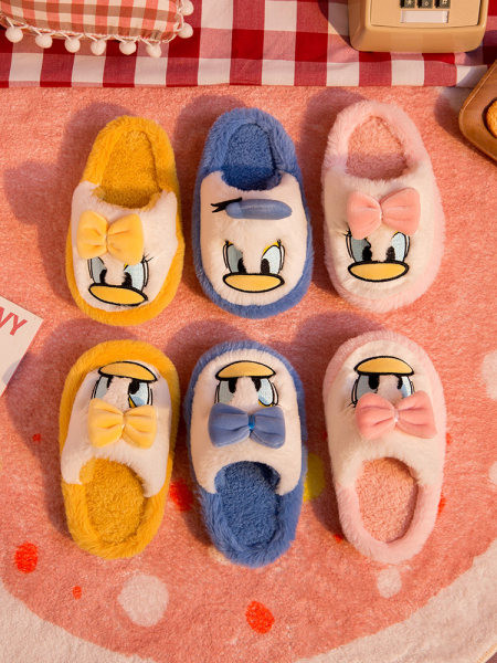 Pliušinės šlepetės mergaitėms su aplikacijomis ir plokščiu padu