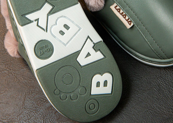 Αδιάβροχες παντόφλες από οικολογικό δέρμα με ζεστή φόδρα και γράμματα για κορίτσια και αγόρια