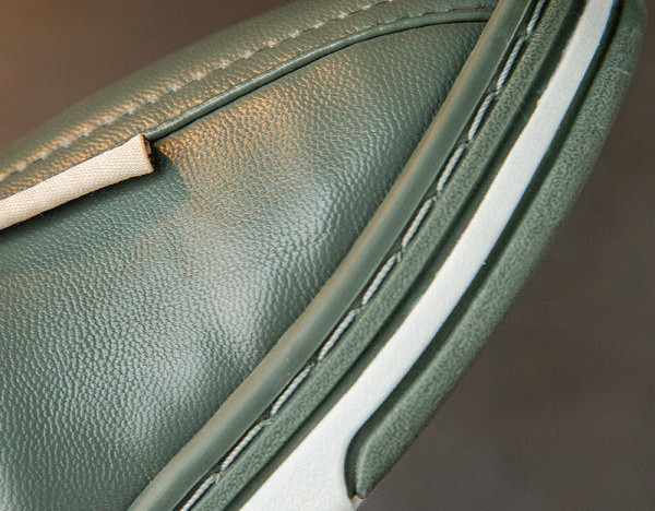 Αδιάβροχες παντόφλες από οικολογικό δέρμα με ζεστή φόδρα και γράμματα για κορίτσια και αγόρια