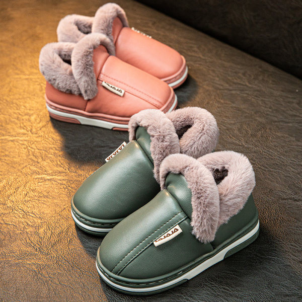 Αδιάβροχες παντόφλες από οικολογικό δέρμα με ζεστή φόδρα και γράμματα για κορίτσια και αγόρια