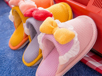 Nový model domácich papúč pre dievčatá so stuhou