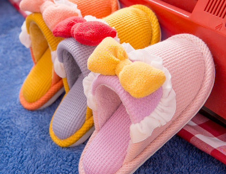 Nový model domácich papúč pre dievčatá so stuhou