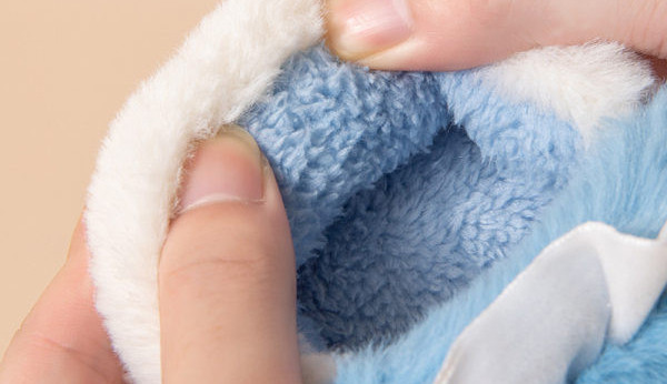 Módne dievčenské papuče s plochou podrážkou a aplikáciou