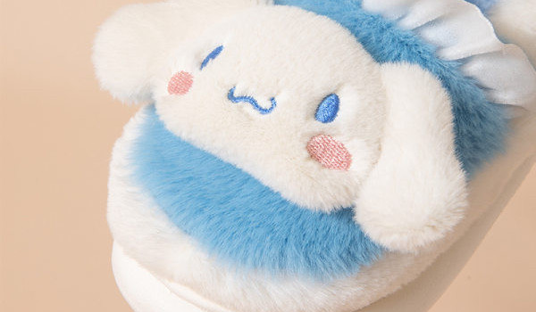 Módne dievčenské papuče s plochou podrážkou a aplikáciou