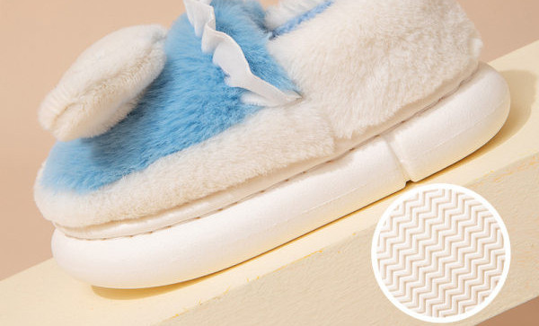 Módne dievčenské papuče s plochou podrážkou a aplikáciou