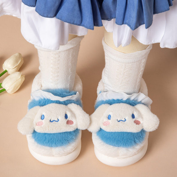 Módne dievčenské papuče s plochou podrážkou a aplikáciou