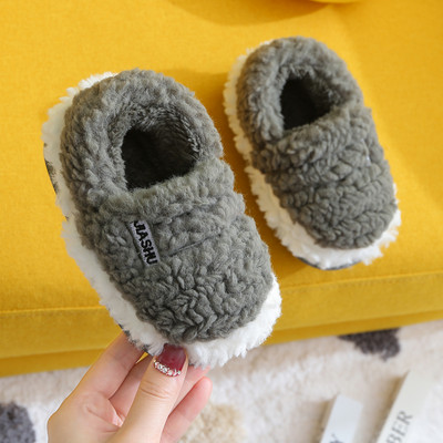 Model nou de papuci pentru fete cu litere brodate si talpa plata