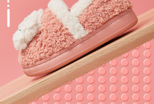 Model nou de papuci pentru fete cu litere brodate si talpa plata