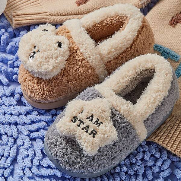 Model nou de papuci pentru fete cu litere brodate si talpa plata