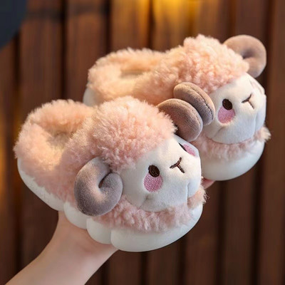 Nový model papúč pre dievčatá s 3D prvkom