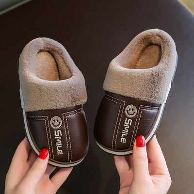 Öko-nahast laste sussid tikitud kirja ja ökosulgedega