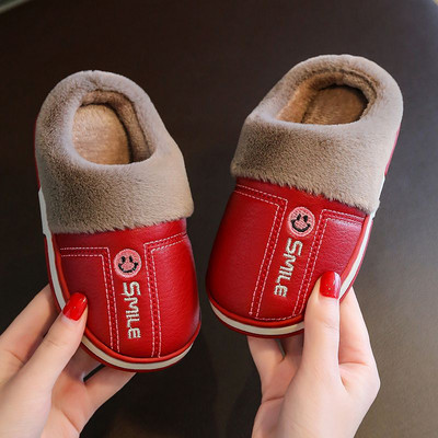 Öko-nahast laste sussid tikitud kirja ja ökosulgedega