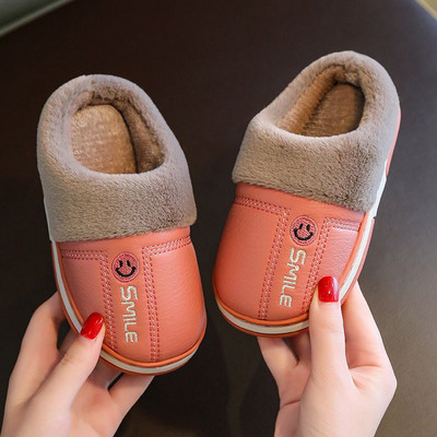 Öko-nahast laste sussid tikitud kirja ja ökosulgedega